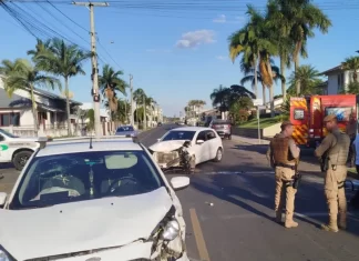Colisão frontal deixa mulher ferida em Turvo