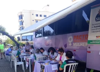 Ônibus Lilás realiza atendimentos em Sombrio e fortalece rede de proteção à mulher