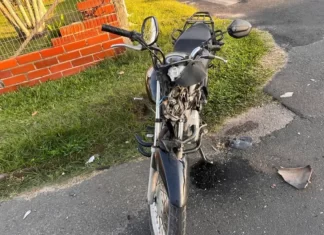 Motociclista sofre fratura exposta após acidente no Centro de Sombrio