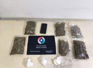 Passageiro tenta fugir durante abordagem e acaba preso com maconha e cocaína em Sombrio