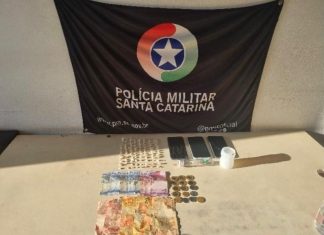 Três adultos são presos e adolescente é apreendido por tráfico em Balneário Gaivota