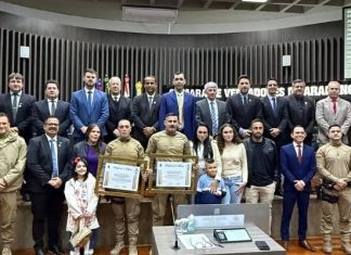 Policiais militares são homenageados por apreensão de 842 quilos de drogas em Araranguá