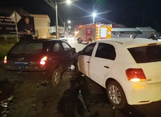 Colisão entre carros deixa mulher ferida em Turvo