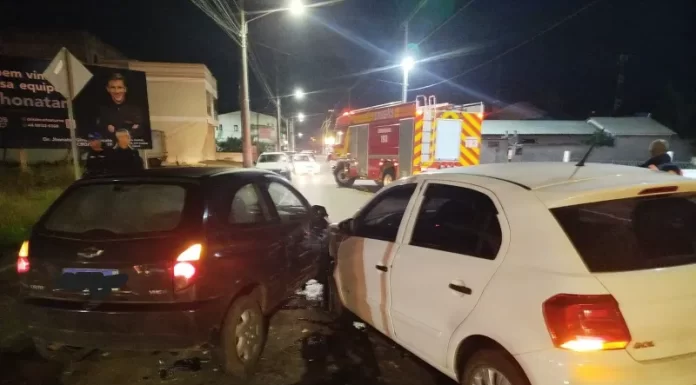 Colisão entre carros deixa mulher ferida em Turvo