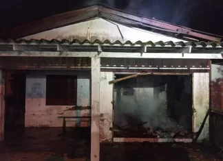 Casa desabitada é atingida por incêndio durante a madrugada em Balneário Gaivota