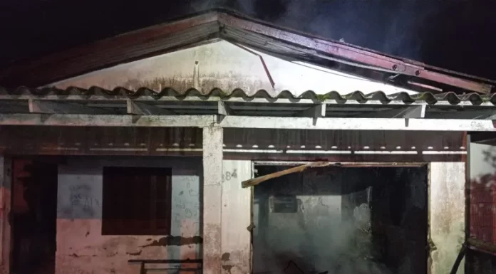 Casa desabitada é atingida por incêndio durante a madrugada em Balneário Gaivota
