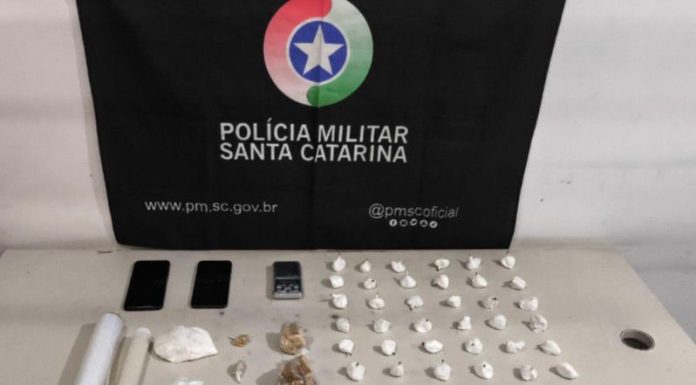 Tráfico de drogas é descoberto durante atendimento de violência doméstica em Sombrio; mais de meio quilo de entorpecentes é apreendido