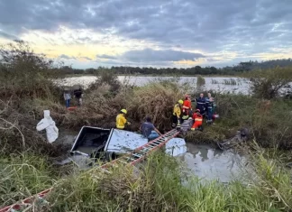Veículo capota e cai em sanga na BR-101; bombeiros resgatam duas vítimas em Sangão