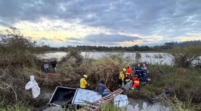 Veículo capota e cai em sanga na BR-101; bombeiros resgatam duas vítimas em Sangão