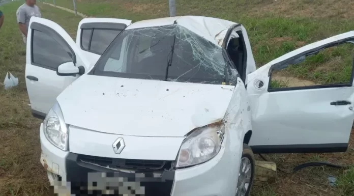 Idosa fica ferida após capotamento na Via Rápida em Içara e é resgatada pelos bombeiros