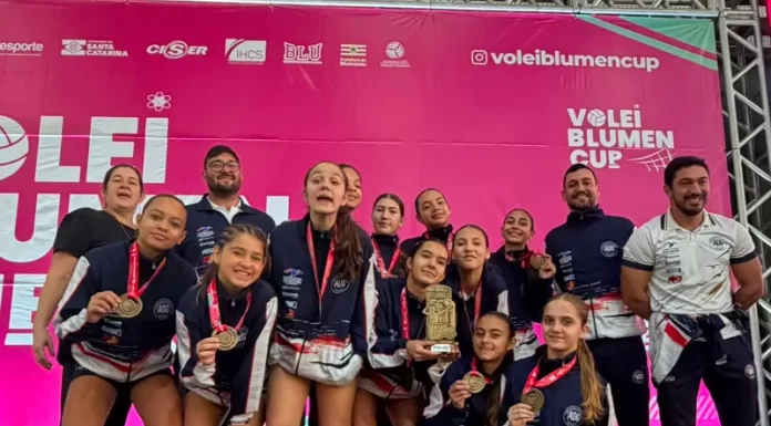 Voleibol de Balneário Gaivota conquista título inédito na Blumen Cup