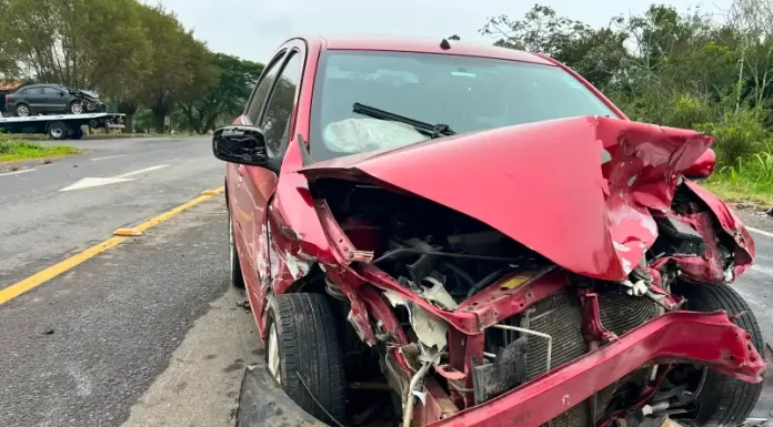 Acidente envolvendo três veículos deixa dois feridos na rodovia que liga Sombrio a Jacinto Machado
