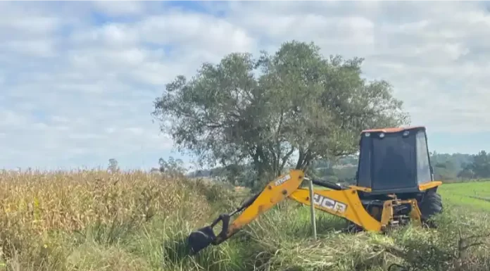 Balneário Gaivota intensifica limpeza de canais e bueiros para prevenir impactos do El Niño