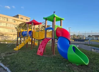 Balneário Arroio do Silva: Praça Fábio Borges recebe playground para as crianças
