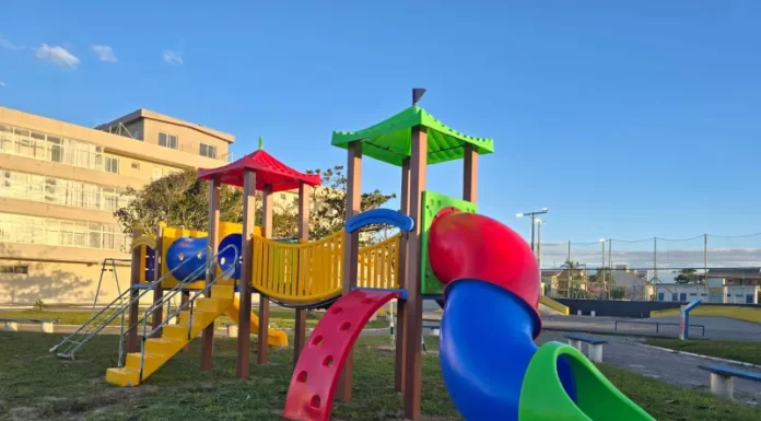 Balneário Arroio do Silva: Praça Fábio Borges recebe playground para as crianças