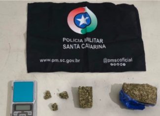 Homem com dois mandados de prisão é detido por tráfico de drogas em Sombrio