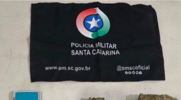 Homem com dois mandados de prisão é detido por tráfico de drogas em Sombrio