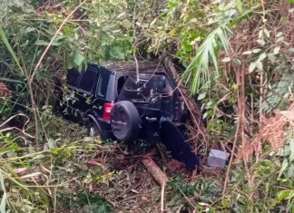Mulher fica ferida após veículo sair da pista em Turvo