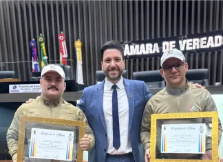 Moção de reconhecimento homenageia policiais que salvaram recém-nascida de engasgamento