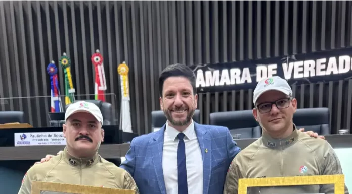 Moção de reconhecimento homenageia policiais que salvaram recém-nascida de engasgamento