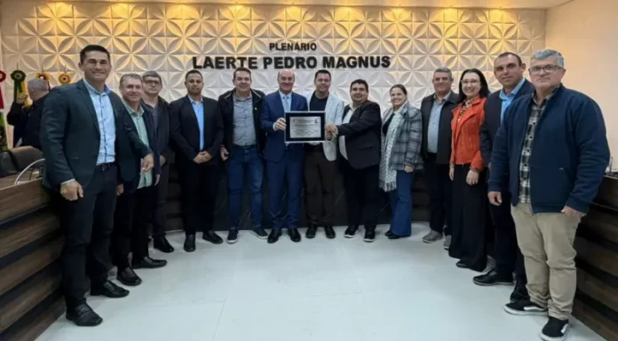 Zé Milton recebe título de Cidadão Honorário de São João do Sul e anuncia R$ 1 milhão para Rua Coberta