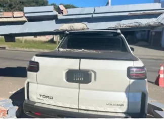 Laje desaba sobre caminhonete ao sair de residência em Araranguá