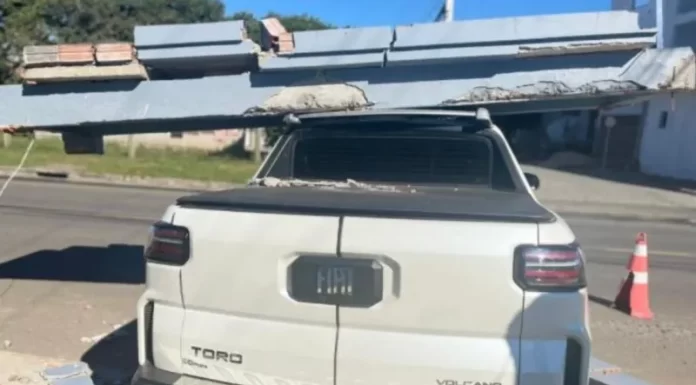 Laje desaba sobre caminhonete ao sair de residência em Araranguá