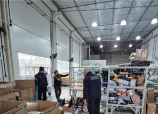 Polícia Civil e Receita Federal realizam fiscalização nos Correios de Araranguá