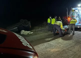 Carro bate em poste e capota em Meleiro; motorista é socorrida pelo SAMU