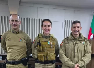 Policiais que salvaram vida em Sombrio recebem Moção Honrosa da Câmara de Vereadores