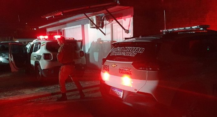Mulher é presa após furtar bolsa de motorista durante entrega em Turvo