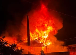 Casa é destruída por incêndio no bairro São Luiz, em Turvo