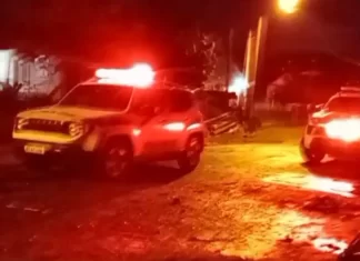 Homem é preso após ameaçar atear fogo na companheira e resistir à prisão em Sombrio