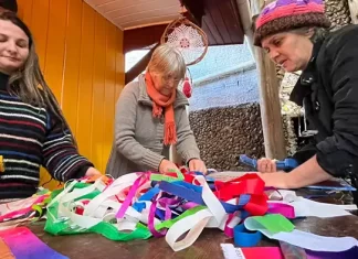Costureiras criativas transformam retalhos e lona de balão na decoração do Arraial da Economia Solidária