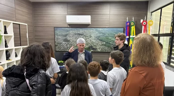 Alunos do CRAS conhecem funcionamento da Câmara de Vereadores de Araranguá