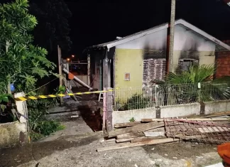 Residência é destruída por incêndio em Turvo