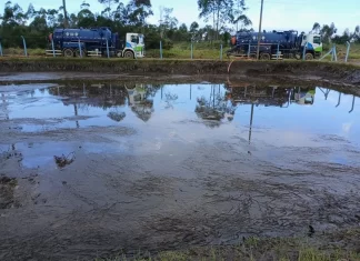 Equipes da Gaivota Saneamento se revezaram durante 48 horas para realizar a limpeza da lagoa de decantação da Estação de Tratamento de Água em Balneário Gaivota