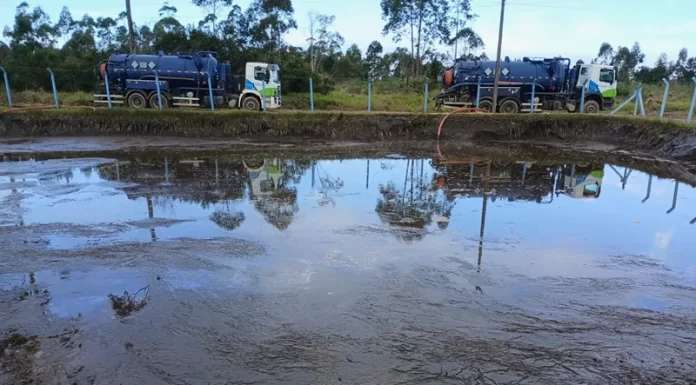 Equipes da Gaivota Saneamento se revezaram durante 48 horas para realizar a limpeza da lagoa de decantação da Estação de Tratamento de Água em Balneário Gaivota