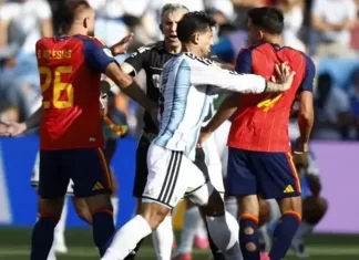 Briga entre jogadores marcou final da Copa do Mundo entre Espanha e Argentina