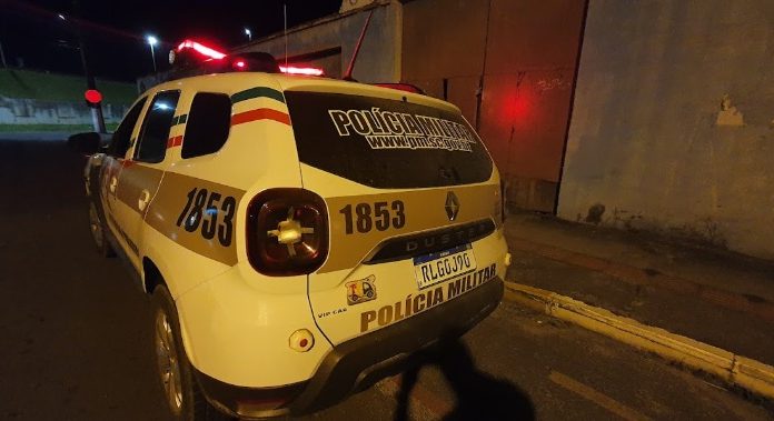 Homem com mandado de prisão em aberto é preso durante abordagem em Araranguá