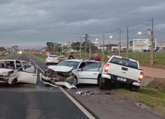 Motorista fica em estado gravíssimo após acidente envolvendo três veículos em Araranguá