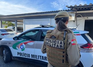 Homem é preso após ameaçar de morte a ex-companheira na frente dos filhos em Araranguá