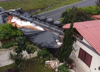 Ligação do irmão salva moradora segundos antes de carreta destruir quarto de residência em Sombrio
