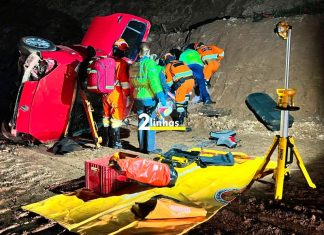 Jovem fica presa nas ferragens após carro capotar na BR-101, em Sombrio